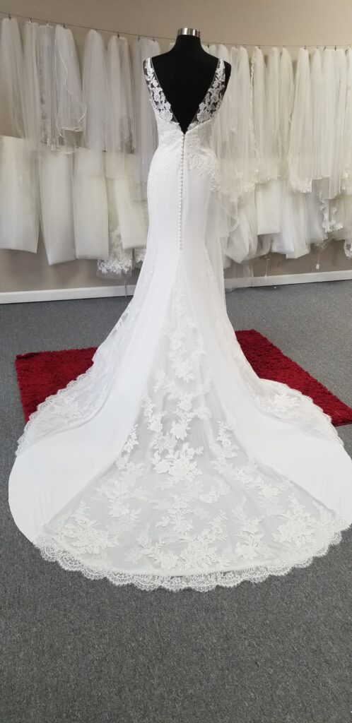 lace-insert-in-wedding-dress-train-pronovias